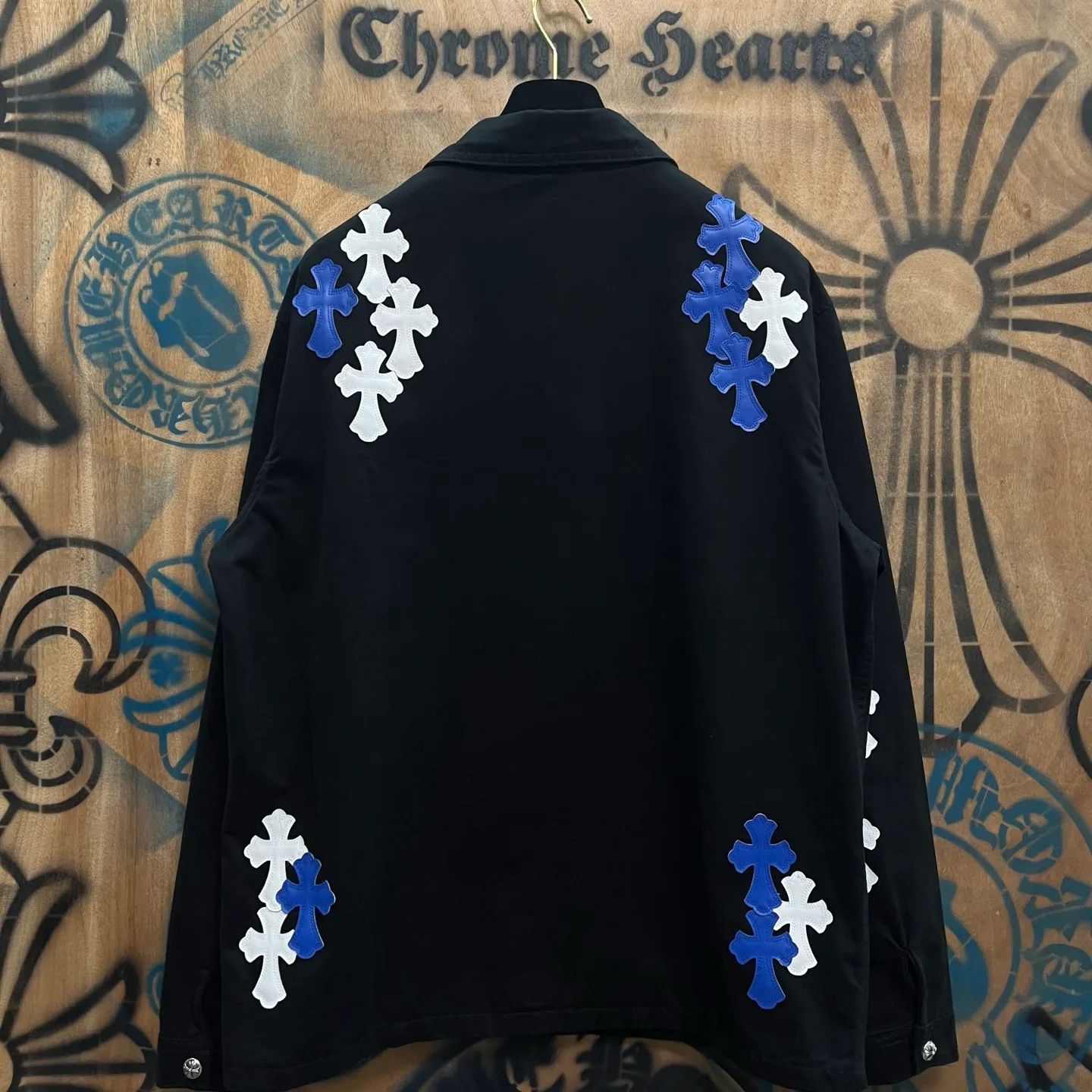 P610 Wang Zha has a new one! Heavy 15.5oz! Kill all market versions instantly! The price has bottomed out. Chrome Hearts Haute Couture Chrome Hearts patchwork leather denim jacket. The choice of high-grade twill denim custom-made fabrics is very important. It distinguishes the low version and wrong version of all pure black denim fabrics on the market. The cross patchwork leather is all imitation lambskin. All dyeing is completely restored without color difference. The inner leather label is first-layer calfskin. All hardware is 925 silver plated. It distinguishes all versions on the market. There is no better casual comparison in the market. Same style for men and women S-XL